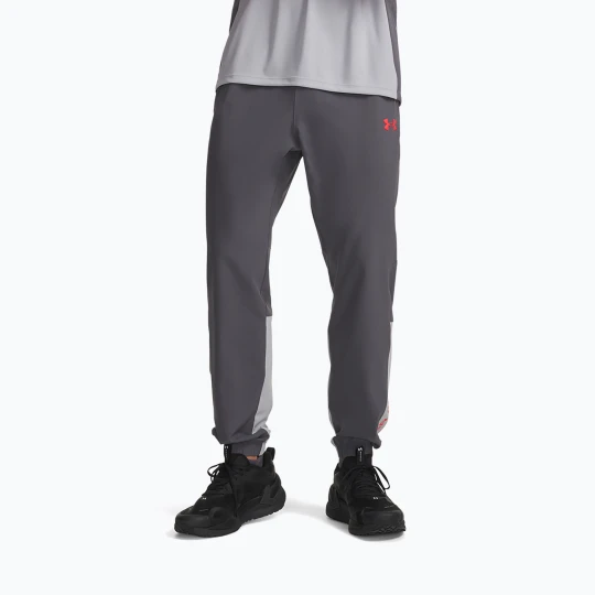 Zdjęcie produktu Spodnie treningowe męskie Under Armour Tech Utility Woven Pants castlerock / mod gray / racer red Szary