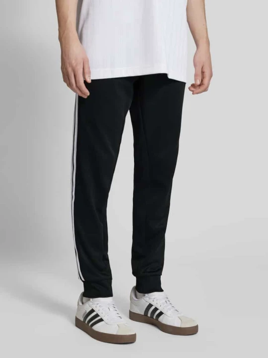 Zdjęcie produktu Spodnie treningowe o kroju regular fit z wyhaftowanym logo adidas Originals Czarny
