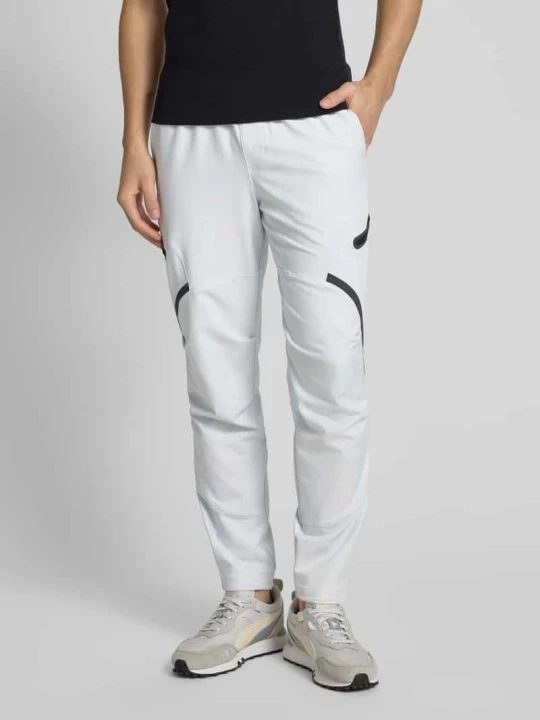 Zdjęcie produktu Spodnie treningowe o kroju relaxed fit z kieszeniami cargo model ‘Unstoppable’ Under Armour Jasnoszary