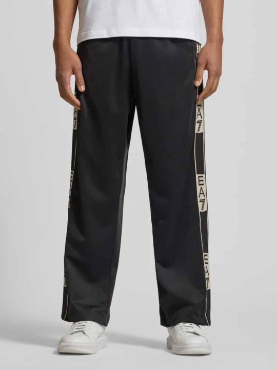 Zdjęcie produktu Spodnie treningowe z bocznymi listwami zapinanymi na guziki EA7 Emporio Armani Czarny