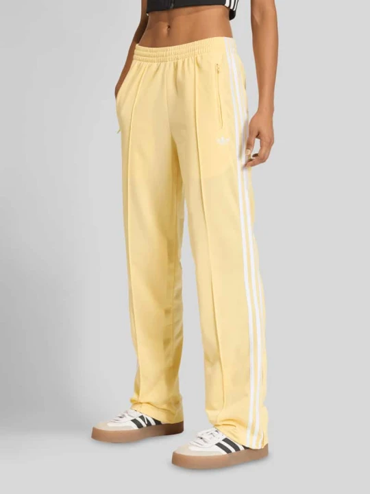 Zdjęcie produktu Spodnie treningowe z detalami z logo adidas Originals Jasnożółty