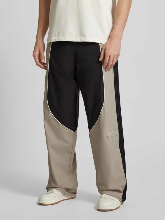 Zdjęcie produktu Spodnie treningowe z szeroką nogawką i naszywką z logo model ‘TRAIN 7.0’ EA7 Emporio Armani Czarny
