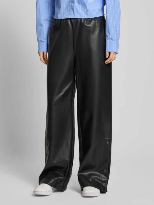 Zdjęcie produktu Spodnie typu track pants o kroju baggy fit z imitacji skóry Karo Kauer Czarny