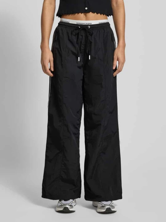 Zdjęcie produktu Spodnie typu track pants o kroju regular fit z paskami w kontrastowym kolorze Tommy Jeans