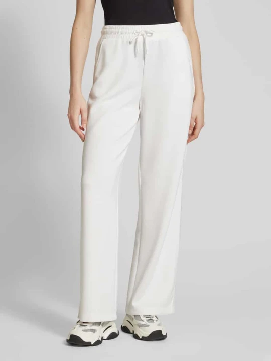 Zdjęcie produktu Spodnie typu track pants o kroju regular fit ze scuby z taśmą z logo s.Oliver Złamany biały