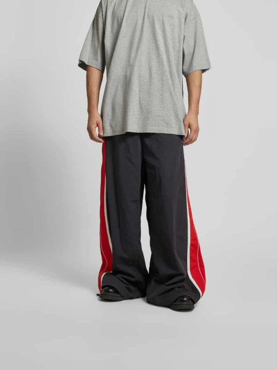 Zdjęcie produktu Spodnie typu track pants z kieszeniami zapinanymi na zamek błyskawiczny Vetements Czarny