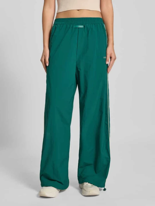 Zdjęcie produktu Spodnie typu track pants z naszywką z logo i nadrukiem z logo Karo Kauer Ciemnozielony