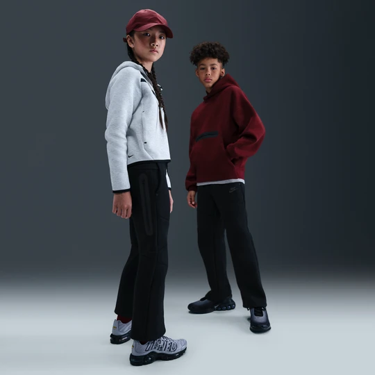 Zdjęcie produktu Spodnie z luźnymi nogawkami dla dużych dzieci (chłopców) Nike Tech Fleece - Czerń