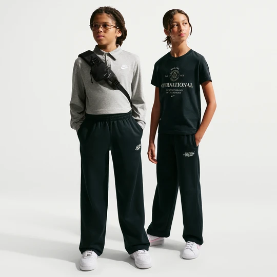 Zdjęcie produktu Spodnie z luźnymi nogawkami dla dużych dzieci Nike Club Fleece - Czerń