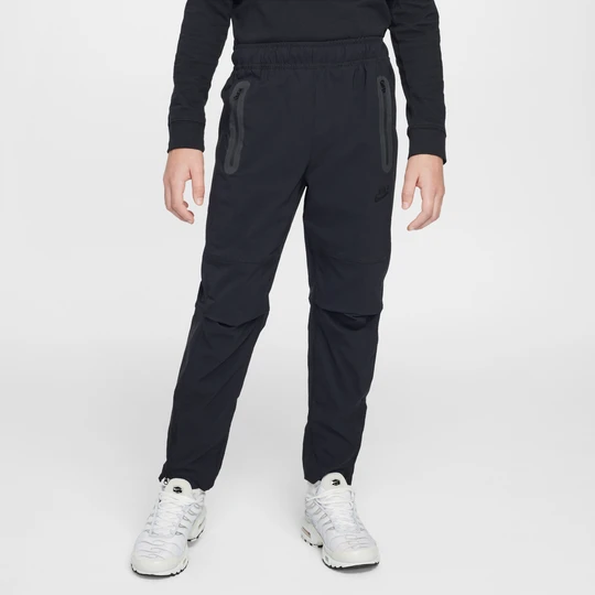 Zdjęcie produktu Spodnie z tkaniny dla dużych dzieci (chłopców) Nike Tech - Czerń