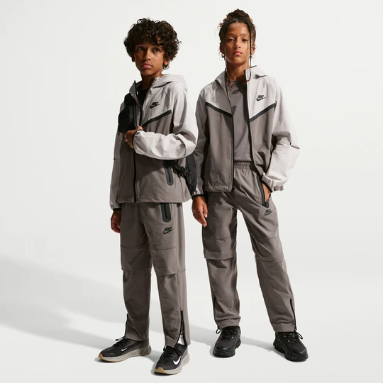 Zdjęcie produktu Spodnie z tkaniny dla dużych dzieci (chłopców) Nike Tech - Szary