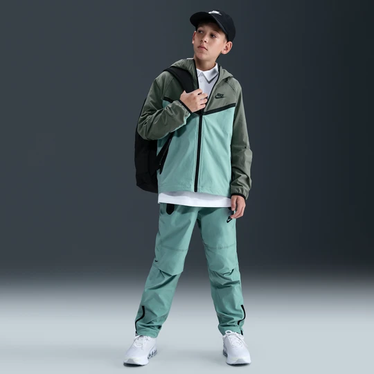 Zdjęcie produktu Spodnie z tkaniny dla dużych dzieci (chłopców) Nike Tech - Zieleń