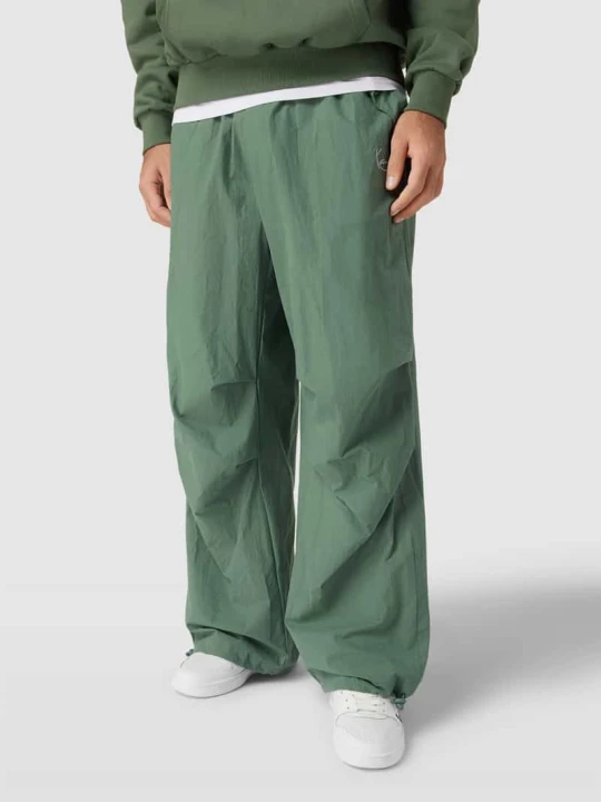 Zdjęcie produktu Spodnie z wyhaftowanym logo model ‘Small Signature’ Karl Kani Oliwkowy