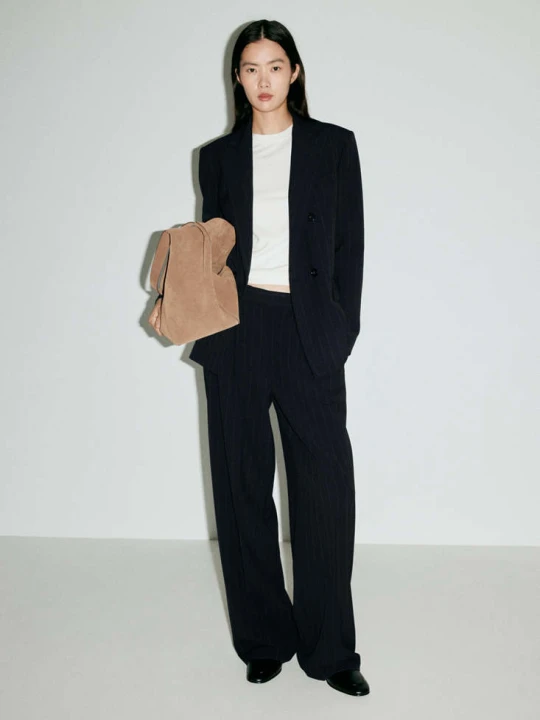 Zdjęcie produktu Spodnie z zakładkami w prążki granatowy - Kobieta - MANGO
