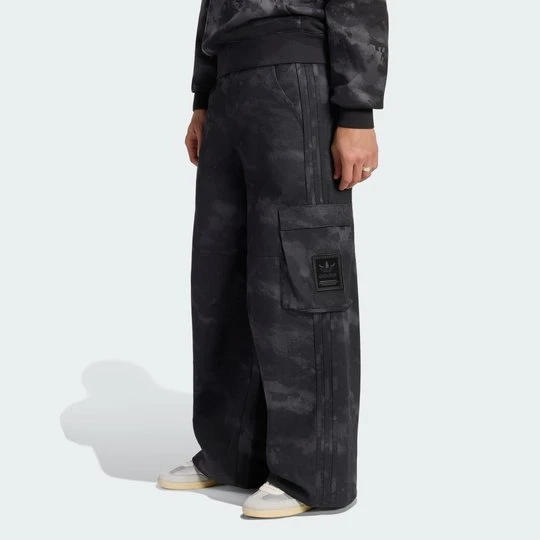 Zdjęcie produktu SPODNIE ZE WZOREM KAMUFLAŻOWYM Adidas czarny