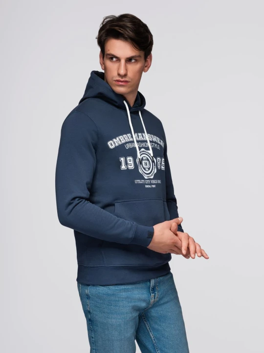 Zdjęcie produktu Sportowa bluza męska z kapturem i dużym nadrukiem – granatowa V2 Ombre Clothing