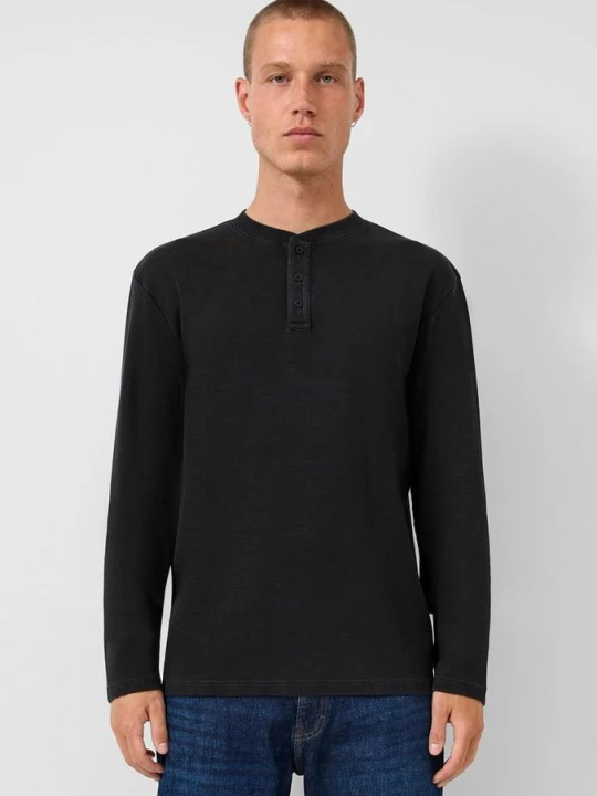 Zdjęcie produktu Sprana koszulka Henley z długim rękawem i prążkowaną fakturą QS czarny