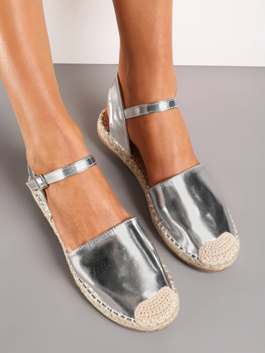 Zdjęcie produktu Srebrne Espadryle na Płaskiej Plecionej Podeszwie i Zakrytym Noskiem Clamirond