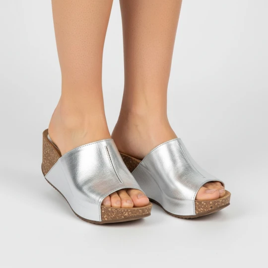Zdjęcie produktu Srebrne Klapki Simen Wygodne Skórzane Buty Na Koturnie