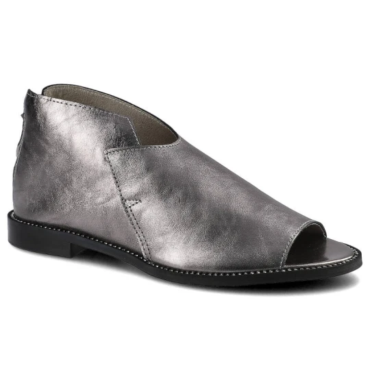 Zdjęcie produktu Sandaly damskie Dwunasty Shoes, naturalna skóra licowa z otwartym noskiem z bocznym wycięciem oraz niską podeszwą z dekoracyjnym obszyciem, srebrne