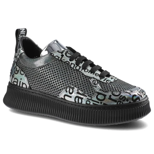 Zdjęcie produktu Sneakersy damskie Artiker, z mieszanej cholewki z perforacją sznurowaniem na oczka nadrukowanymi panelami i elastyczną podeszwą, srebrno-czarne, 46C2