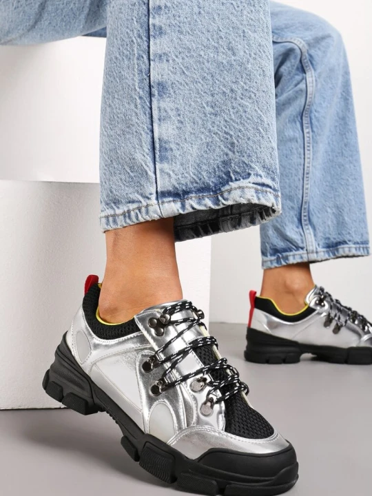 Zdjęcie produktu Srebrne Sneakersy na Płaskiej Lekko Podwyższonej Podeszwie Ozdobione Paskami z Cyrkoniami Eyanna