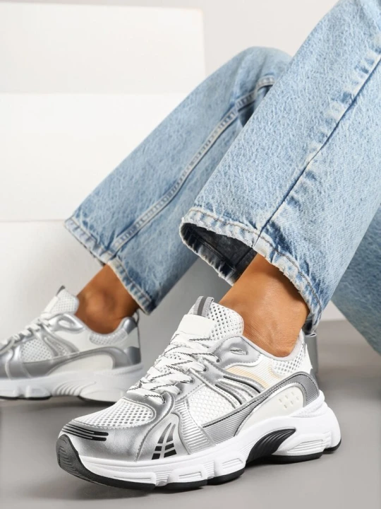 Zdjęcie produktu Srebrne Sneakersy w Streetwearowym Stylu z Siateczkowymi Zdobieniami Dorelline Fashion Belle