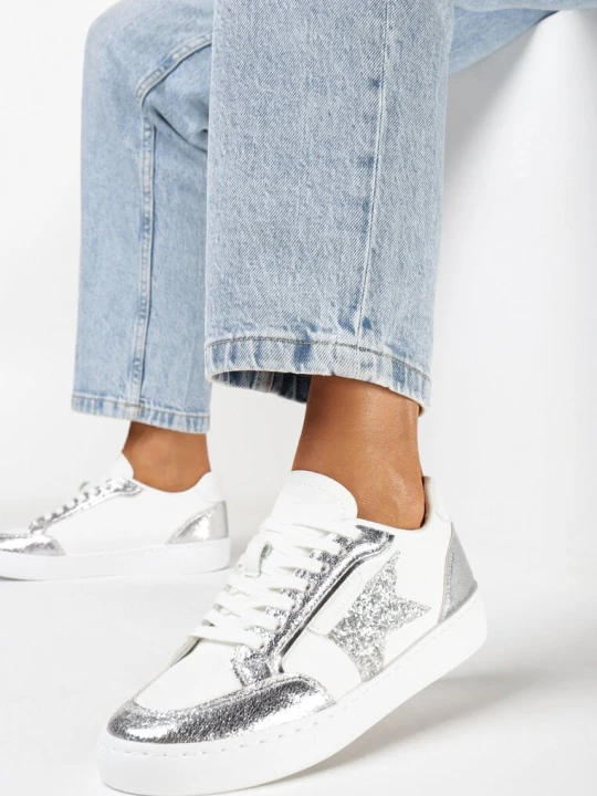 Zdjęcie produktu Srebrne Sneakersy z Brokatową Gwiazdką Tileva Biały