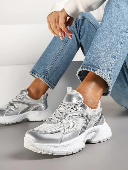 Zdjęcie produktu Srebrne Sneakersy z Geometrycznym Zdobieniem Leanielis