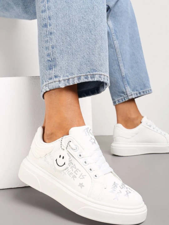 Zdjęcie produktu Biało-Srebrne Sneakersy z Napisami Graffiti i Odpinanym Brelokiem z Uśmiechniętą Emotką Fawnitte