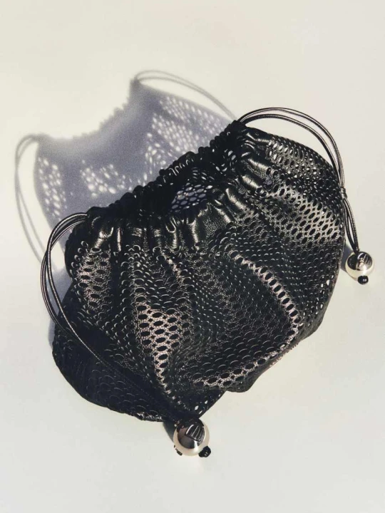 Zdjęcie produktu Bubble Clutch Large z perforowanej skóry Patrizia Pepe czarny