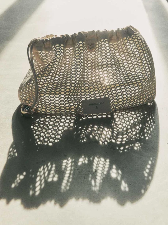 Zdjęcie produktu Bubble Clutch Large z perforowanej skóry Patrizia Pepe biały