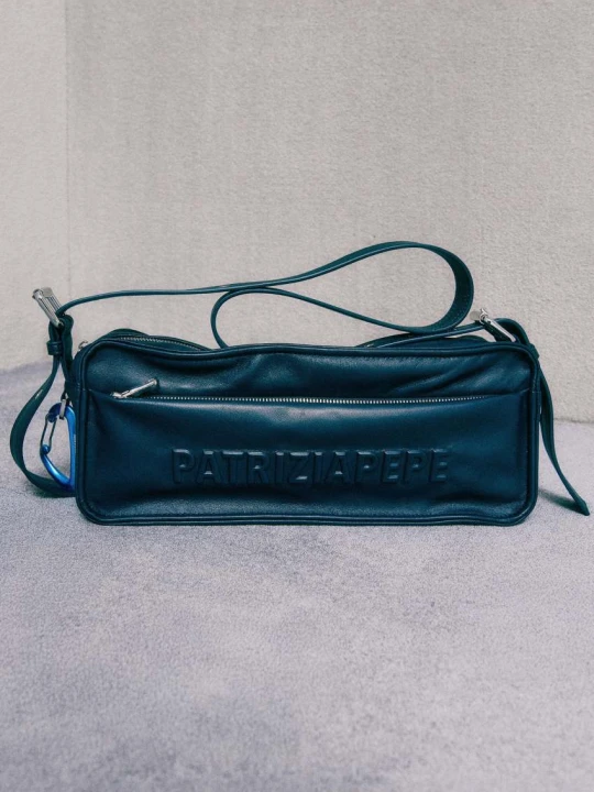 Zdjęcie produktu Średnia skórzana torba crossbody (IM)PERFECTION Patrizia Pepe granatowy