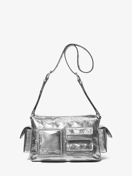 Zdjęcie produktu Średnia torba na ramię Dakota z metalicznej skóry z efektem spękania Michael Kors SREBRNY (Srebrny)