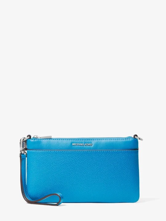Zdjęcie produktu Średnia torebka na nadgarstek Jet Set z groszkowanej skóry z przepinanym paskiem Michael Kors NIEBIESKI MILOS (Niebieski)