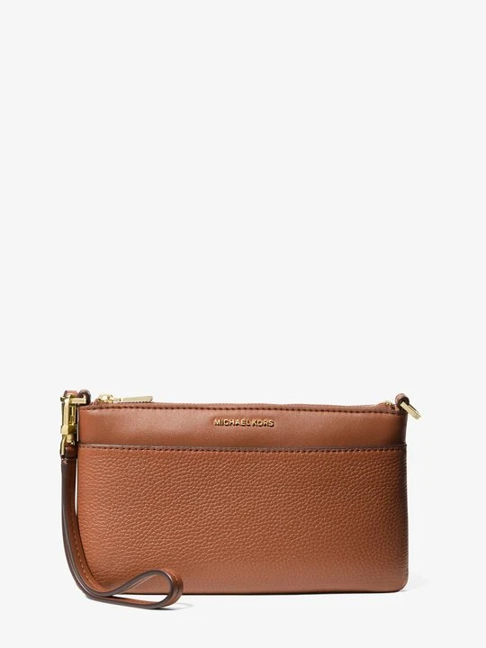 Zdjęcie produktu Średnia torebka na nadgarstek Jet Set z groszkowej skóry Michael Kors BRĄZOWY (Brązowy)