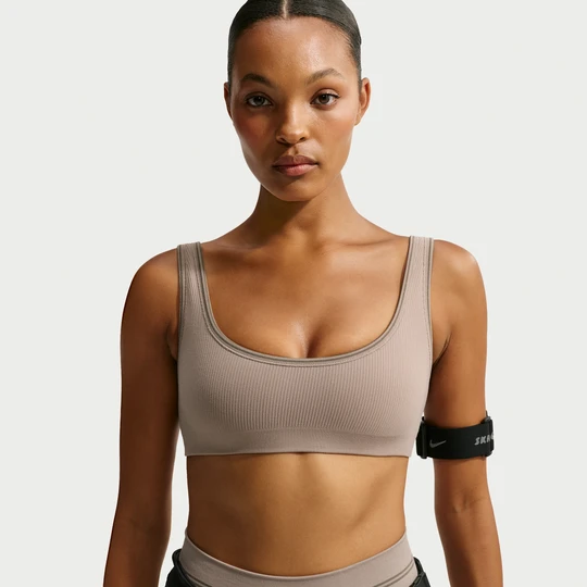 Zdjęcie produktu Stanik damski mikro z pogłębionym dekoltem NikeSKIMS Ribbed Seamless - Brązowy
