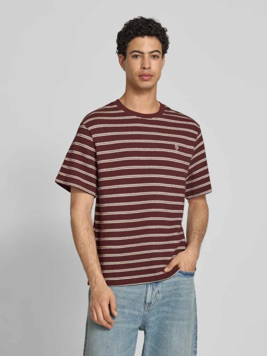 Zdjęcie produktu Strukturalny t-shirt z haftowanym logo na piersi REVIEW Czekoladowy