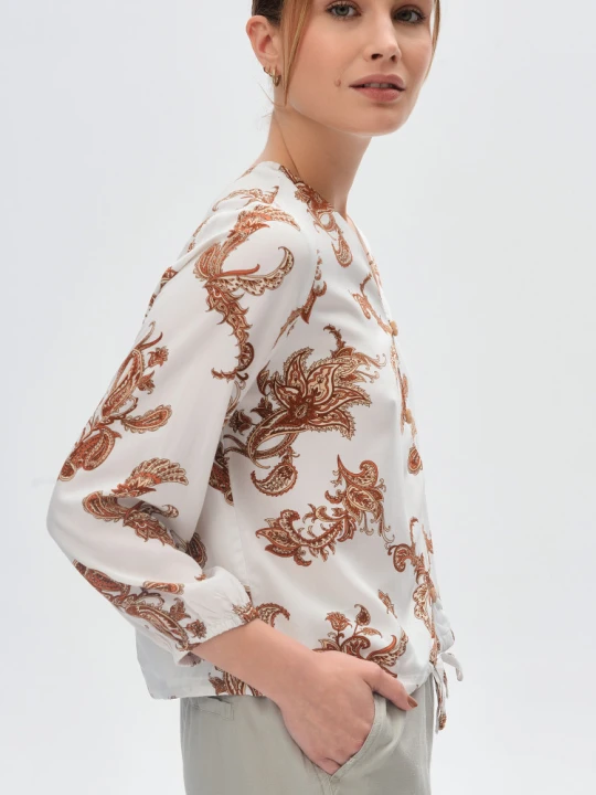 Zdjęcie produktu Stylowa zapinana na guziki bluzka z nadrukiem paisley Greenpoint biały