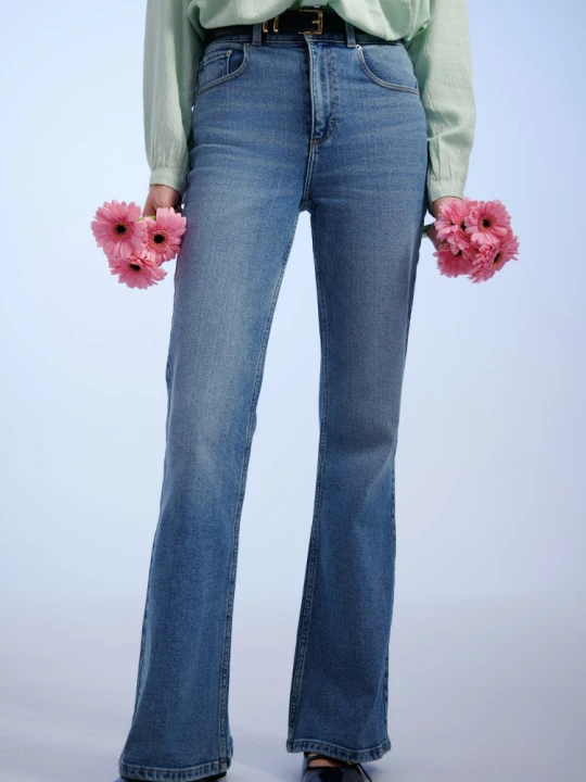 Zdjęcie produktu Stylowe niebieskie jeansy typu flare Greenpoint