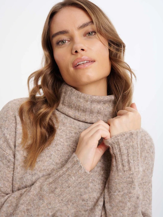 Zdjęcie produktu Stylowy, jasnobeżowy sweter z obszernym golfem Greenpoint