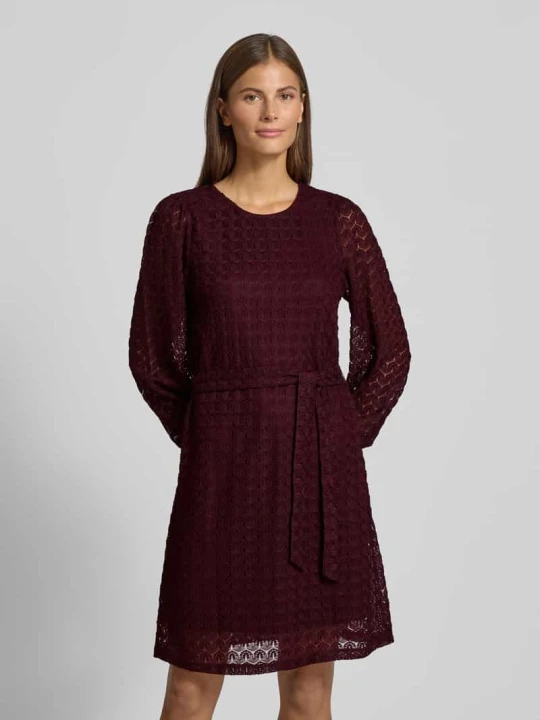 Zdjęcie produktu Sukienka casualowa taliowana z efektem koronki model ‘BECCA’ Vero Moda Bordowy