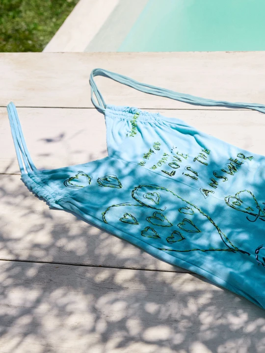 Zdjęcie produktu Sukienka halter z vintage'owym nadrukiem lettering Desigual niebieski