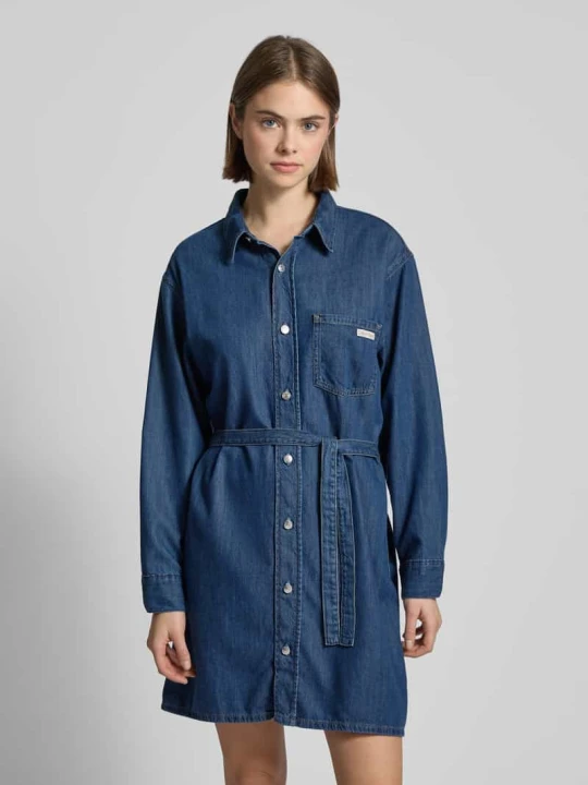 Zdjęcie produktu Sukienka jeansowa o długości do kolan z kieszenią na piersi Calvin Klein Jeans Granatowy