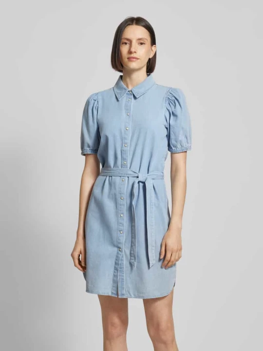 Zdjęcie produktu Sukienka jeansowa o długości do kolan z wiązanym paskiem model ‘ABIGAIL’ Vero Moda Jeansowy niebieski