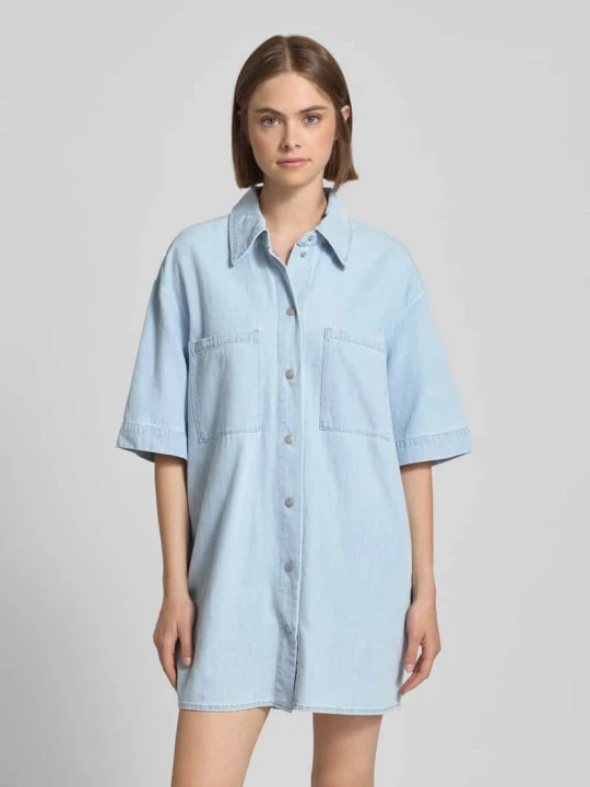 Zdjęcie produktu Sukienka jeansowa z kieszeniami na piersi model ‘OREGON’ Noisy May Jasnoniebieski
