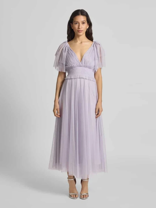 Zdjęcie produktu Sukienka koktajlowa o długości do kolan z dekoltem w serek Lace & Beads Jasnofioletowy