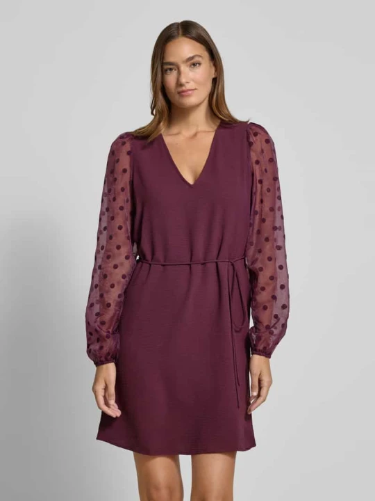 Zdjęcie produktu Sukienka koktajlowa o lejącym kroju z półprzezroczystymi rękawami model ‘ALVA’ Vero Moda Bordowy