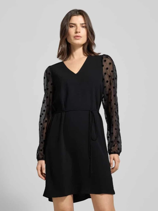 Zdjęcie produktu Sukienka koktajlowa o lejącym kroju z półprzezroczystymi rękawami model ‘ALVA’ Vero Moda Czarny