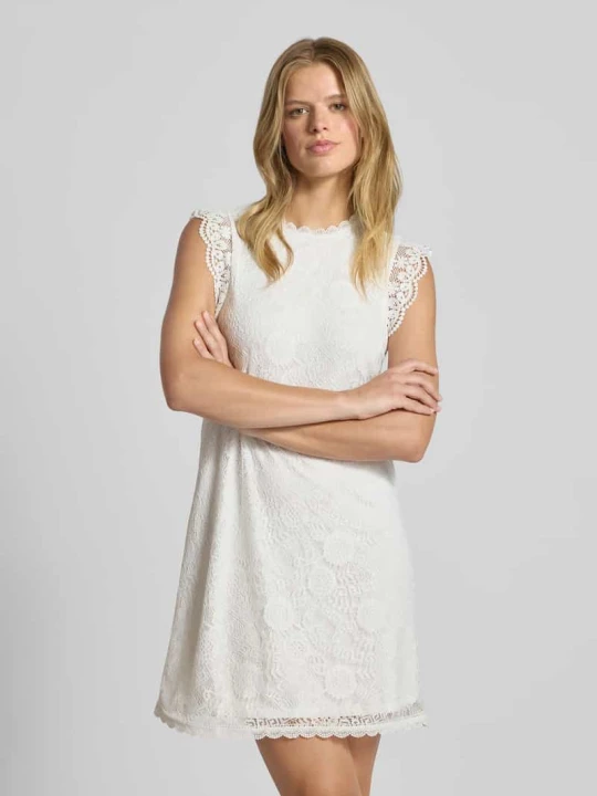 Zdjęcie produktu Sukienka koktajlowa o prostym kroju z koronki model ‘COLLINE’ Pieces Złamany biały